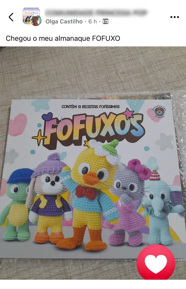 Aluna mostrando o Almanaque que chegou na casa dela
