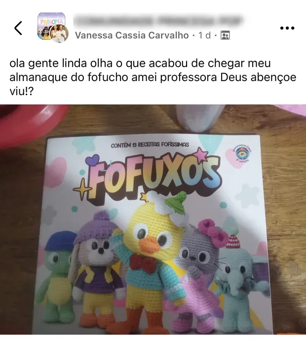 Aluna mostrando o Almanaque que chegou na casa dela