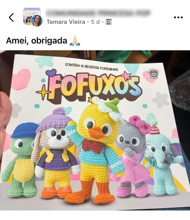 Aluna mostrando o Almanaque que chegou na casa dela