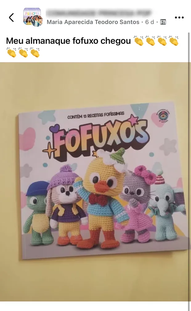 Aluna mostrando o Almanaque que chegou na casa dela
