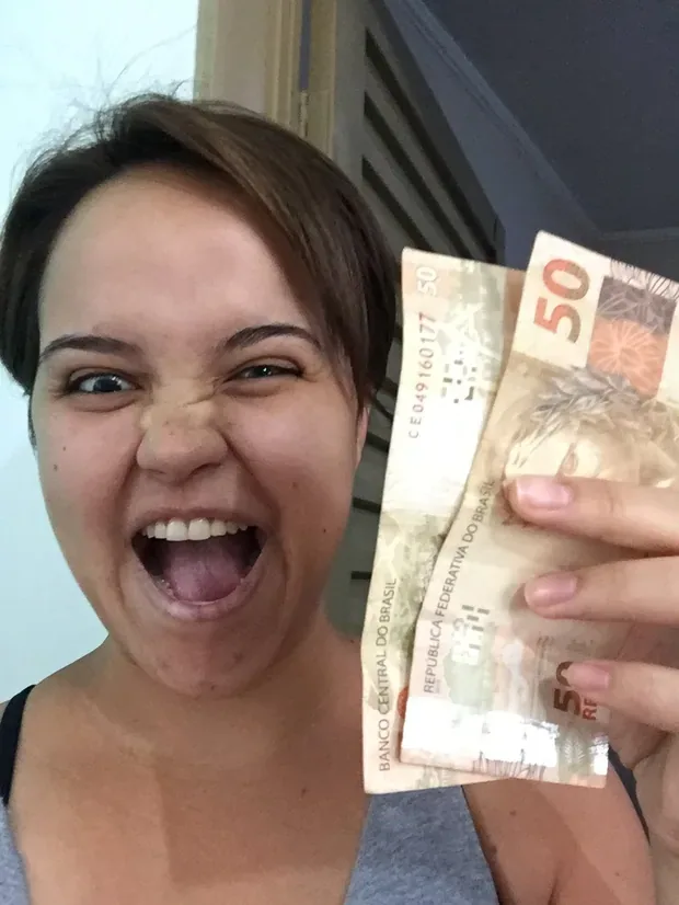 A Ju com as duas notas de R$ 50 da primeira venda